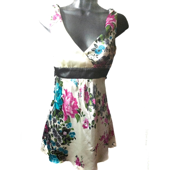 Sleeveless Tank Top - Picture 2 of 8